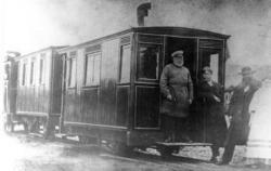 Мальцов на ступеньке 
		собственного вагона, 1882 г.
