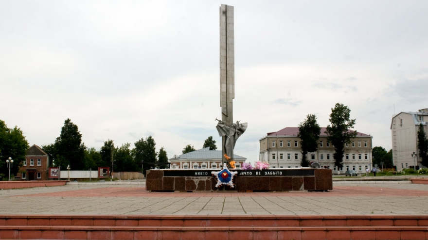 Монумент в честь Победы и Вечный огонь (июль 2012)