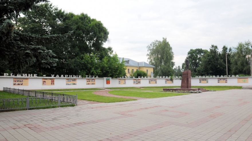 Доска почета и памятник Ленину в Людиново (июль 2012)