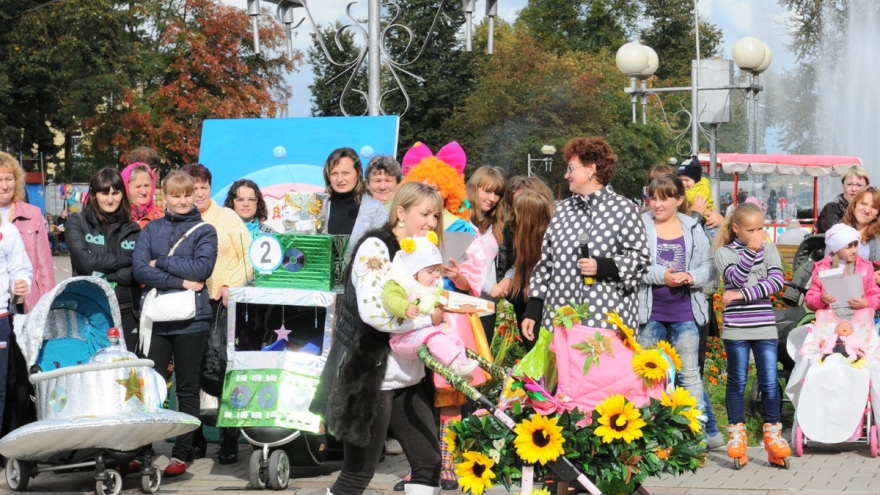 Фестиваль детских колясок на День города Людиново 2012. Фонтанная площадь.