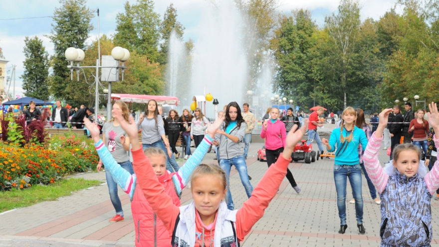 Людиново на неделю. День города Людиново. Людиново Москва. Фонтан Людиново. Людиново - Екатеринбург.