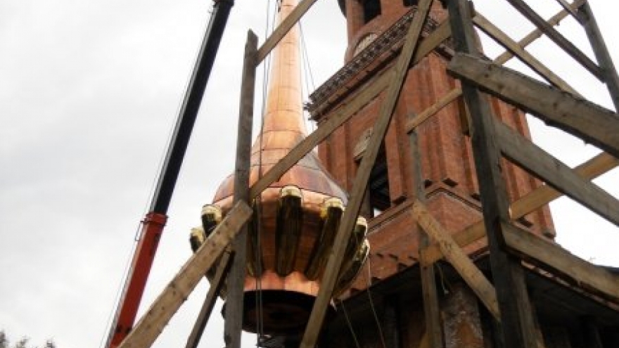 Успешно завершился монтаж шпиля колокольни Казанского собора г. Людиново