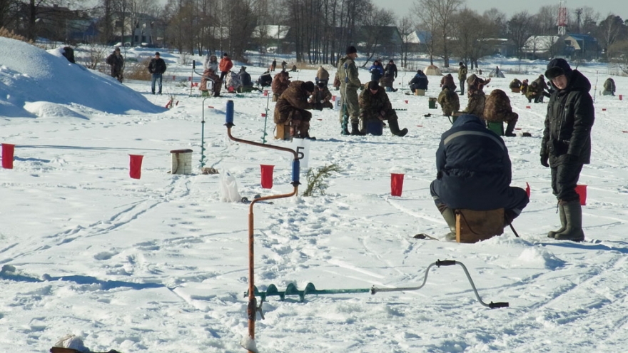 На соревнованиях по зимней рыбалке победила команда ЛТЗ