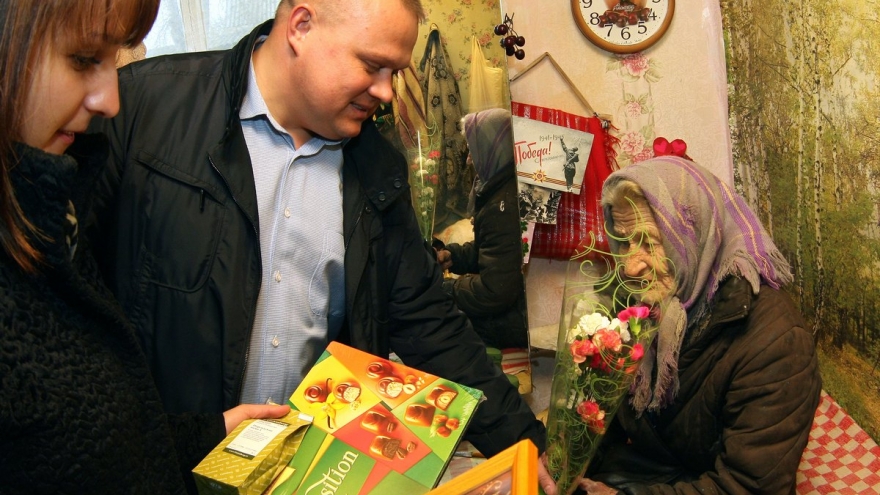 «Водолей» вручил цветы женщинам-ветеранам войны