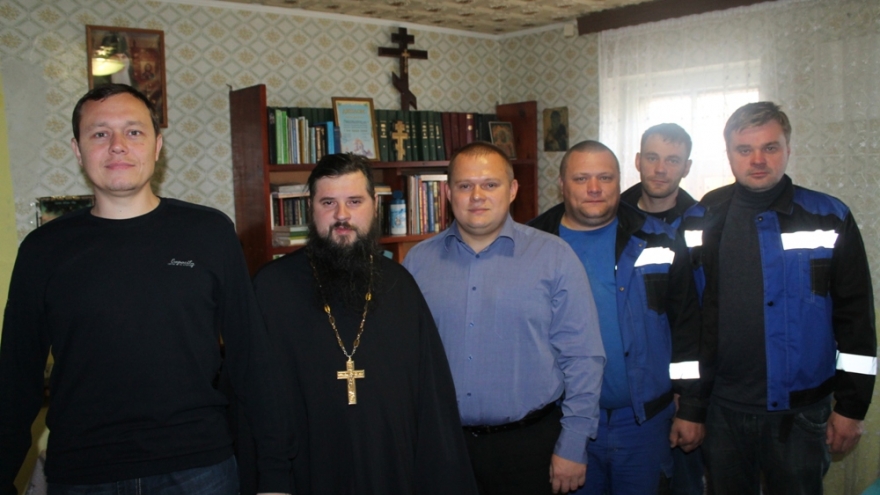 Работники компании с настоятелем Лазаревского храма протоиереем Михаилом Карпенко