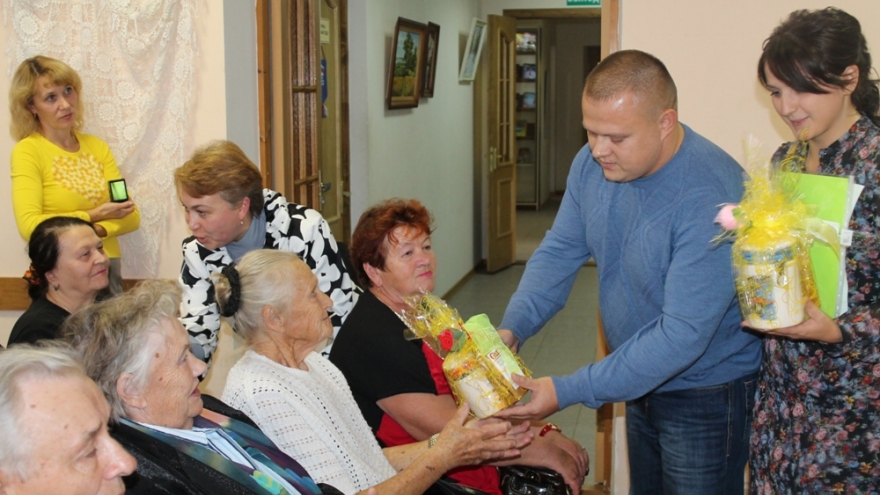 Андрей Родин вручает подарки ветеранам