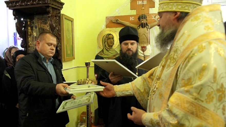 Епископ Никита вручил коллективу «Водолея» благодарственные грамоты
