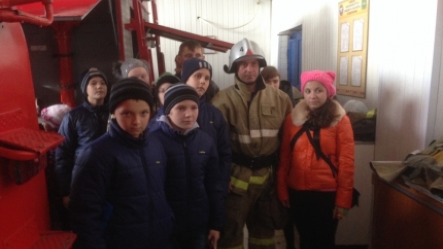 Детям из интерната показали работу пожарных