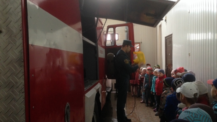 Дети пришли на День открытых дверей к пожарникам