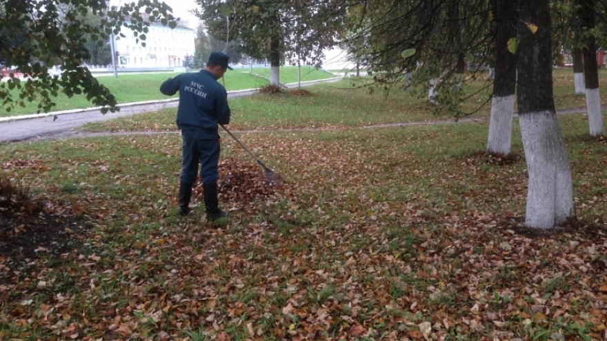 Сотрудники МЧС убрали опавшую листву в парке