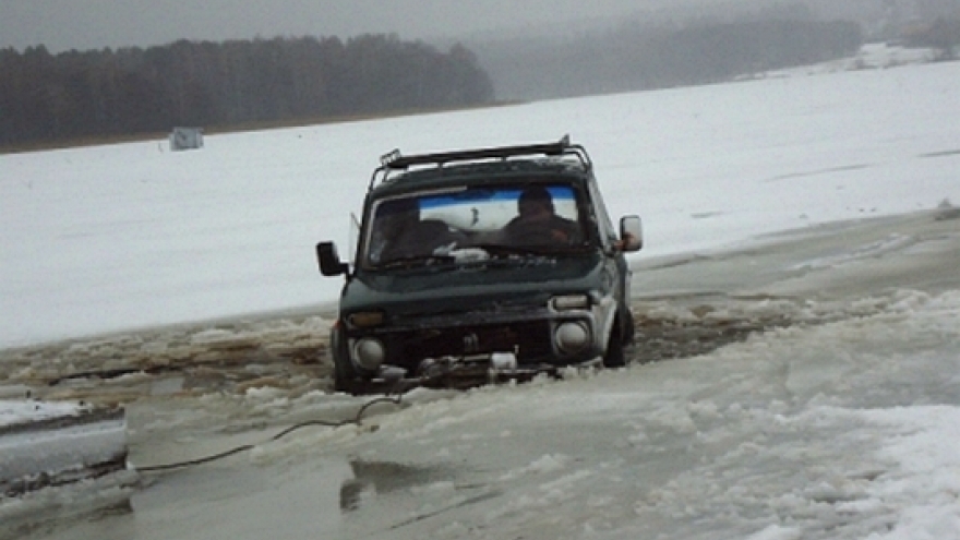 В озере Ломпадь нашли затонувший автомобиль