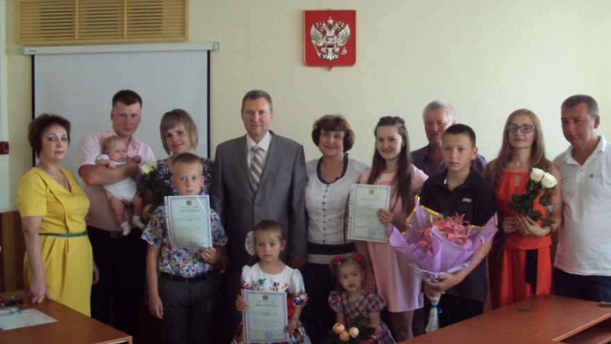 4 молодым семьям вручили сертификаты на жилье