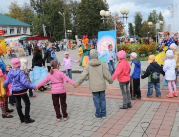 Клоун с детьми. Фонтанная площадь, день Города 2012