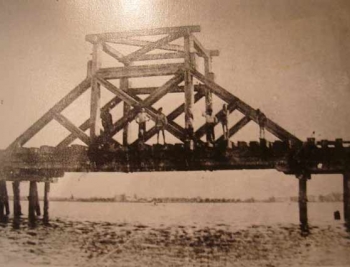 Часть железнодорожного моста через озеро Ломпадь в Людиново