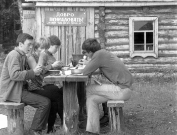 1972 г. У охотничьего домика на берегу озера Ломпадь