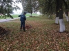 Сотрудники МЧС убрали опавшую листву в парке